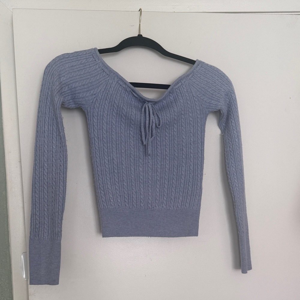 Hollister Women's Light Blue V-Neck Sweater